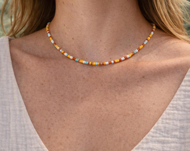 collier de perles oranges et bleu
