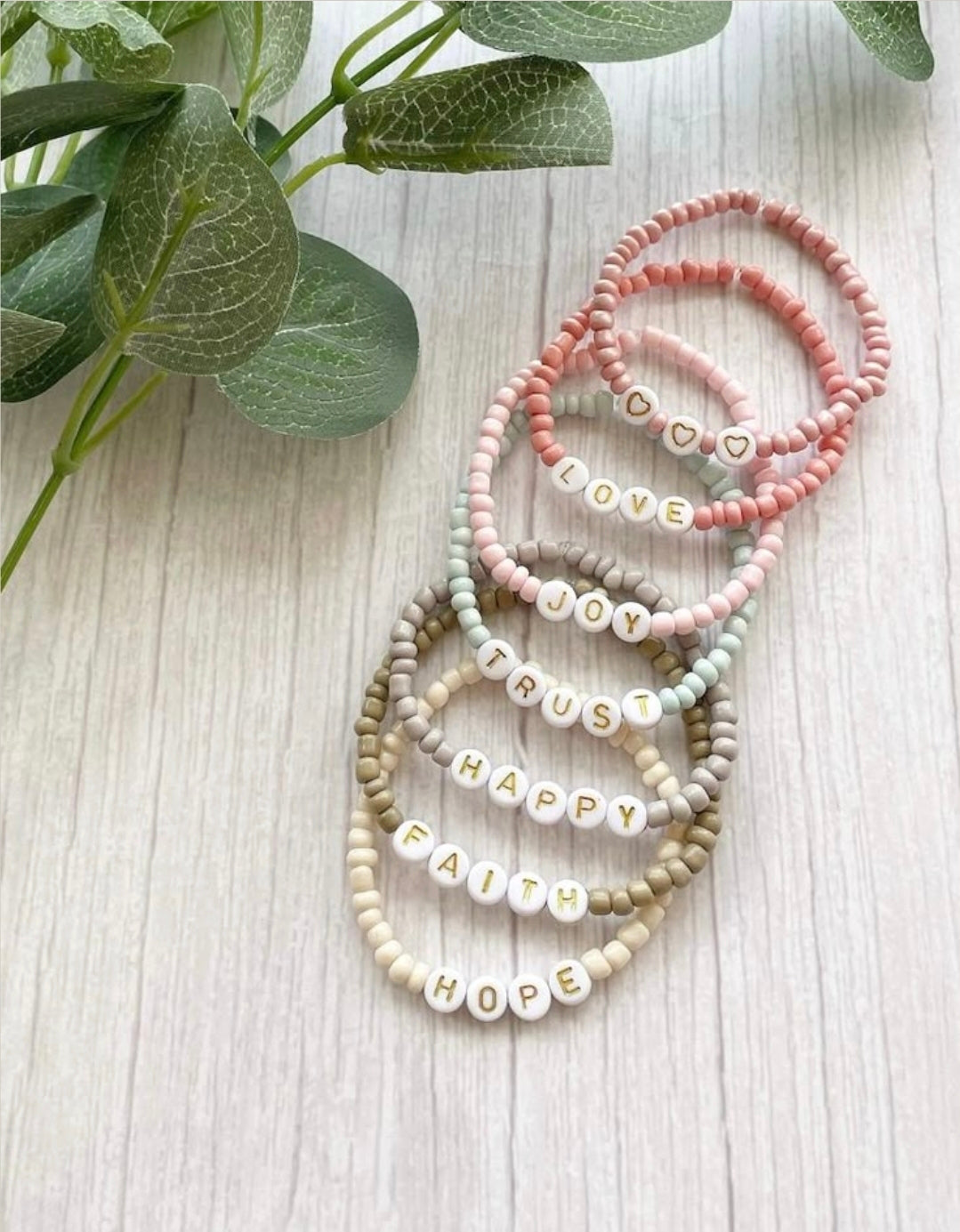 Bracelet MIA - perles couleur unie & mot personnalisé
